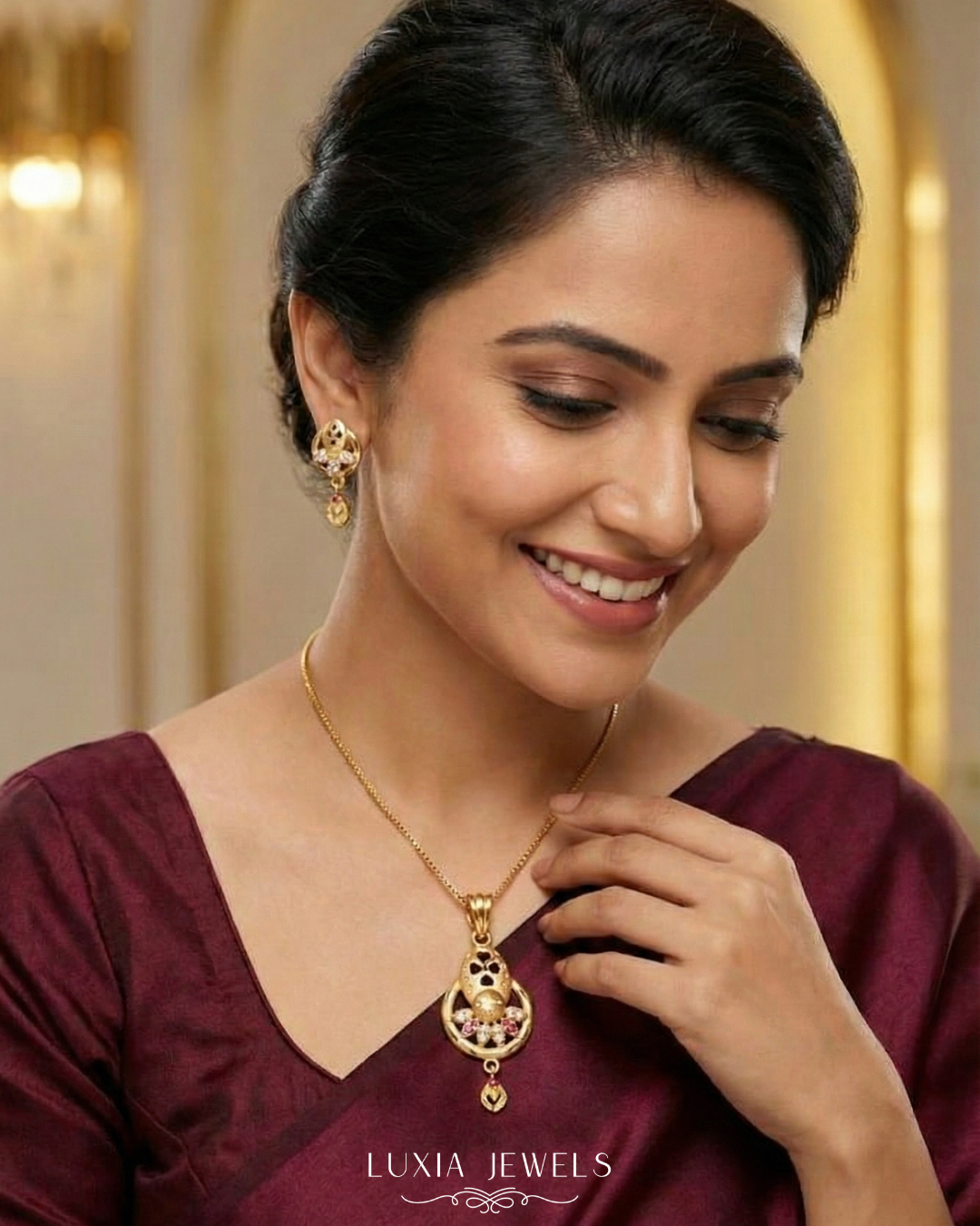 Exquisite Gold-Toned Floral Pendant &amp; Earrings Set