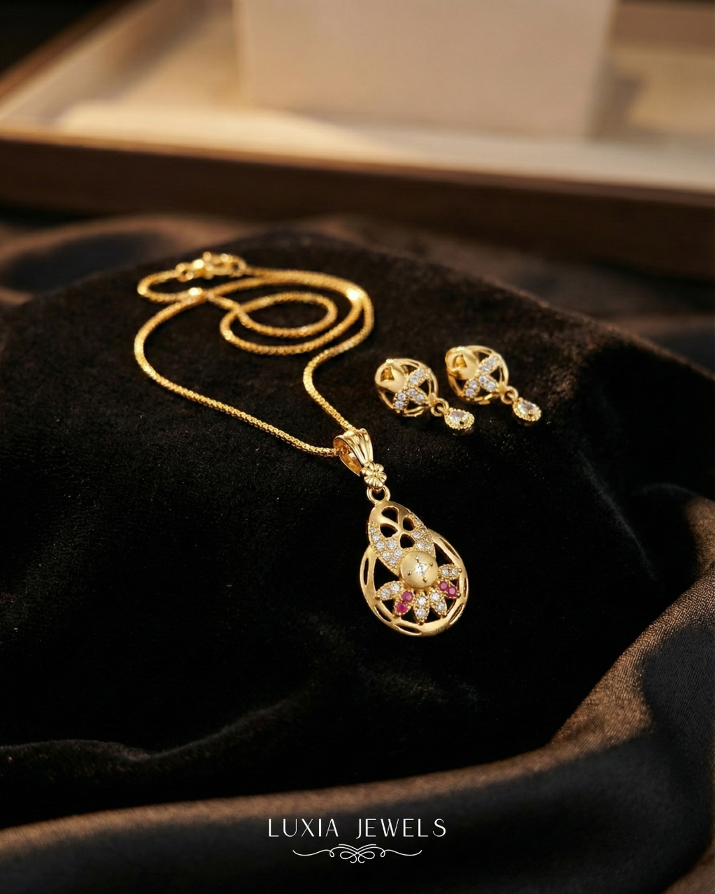 Exquisite Gold-Toned Floral Pendant &amp; Earrings Set