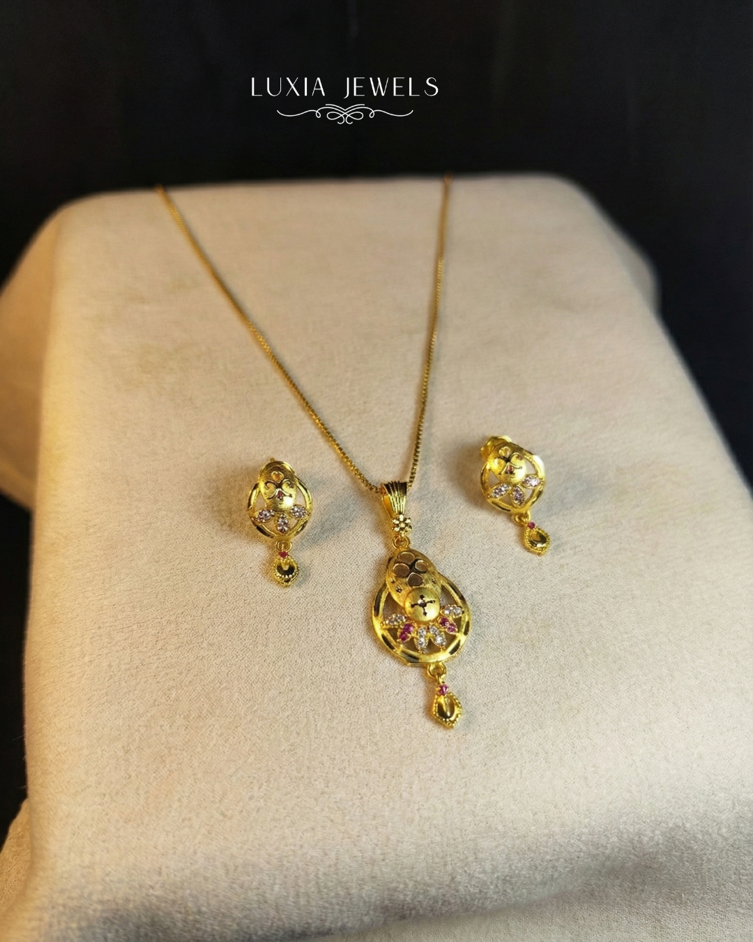 Exquisite Gold-Toned Floral Pendant &amp; Earrings Set